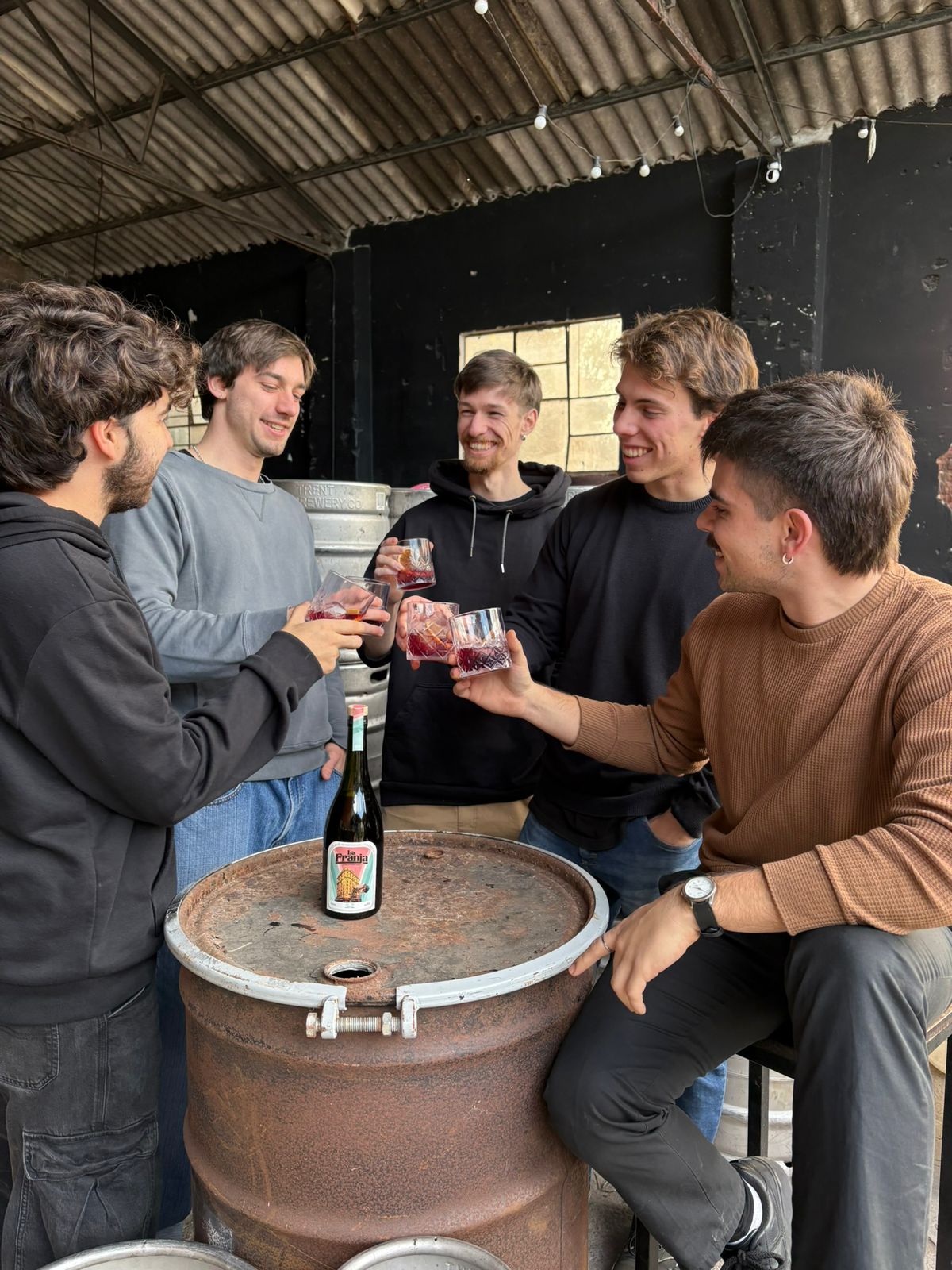 Brindis del equipo con el vermut La Franja