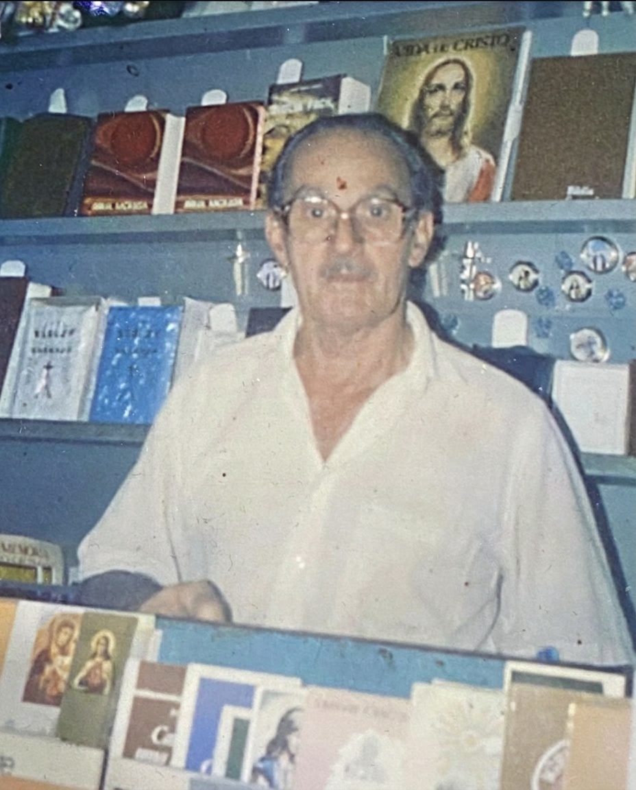 Luigi Bernardi na primeira banca, em frente à Igreja Matriz de São José dos Campos, anos 70