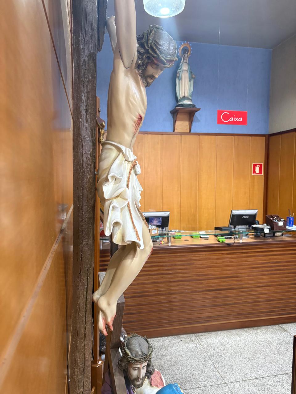 Balcão de atendimento da Livraria Santa Fé, na loja física do centro de SJC