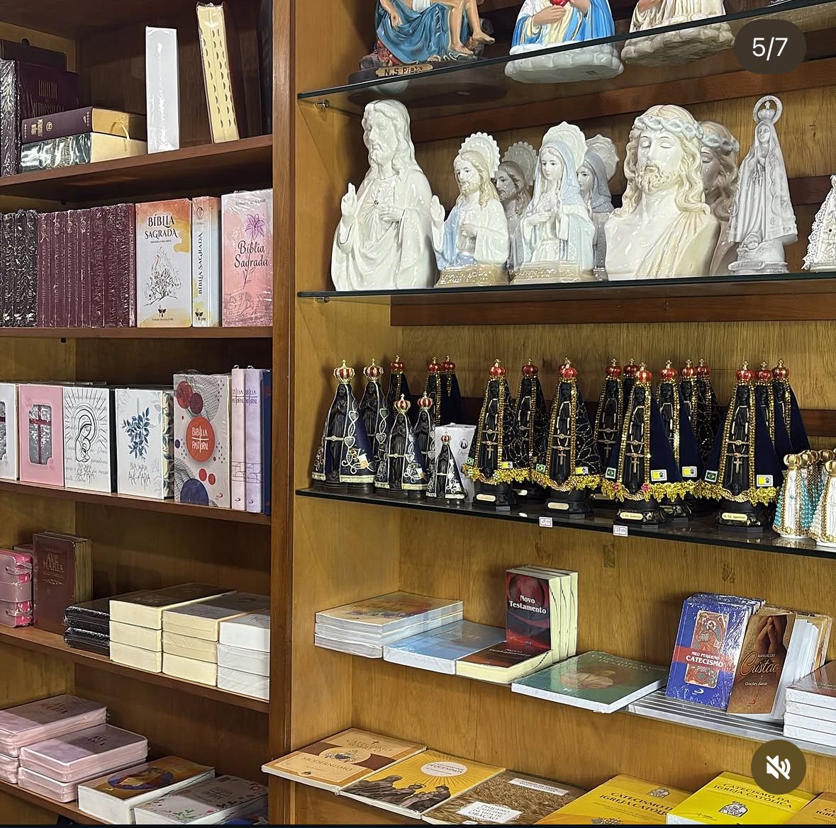 Estante com Bíblias católicas e livros devocionais