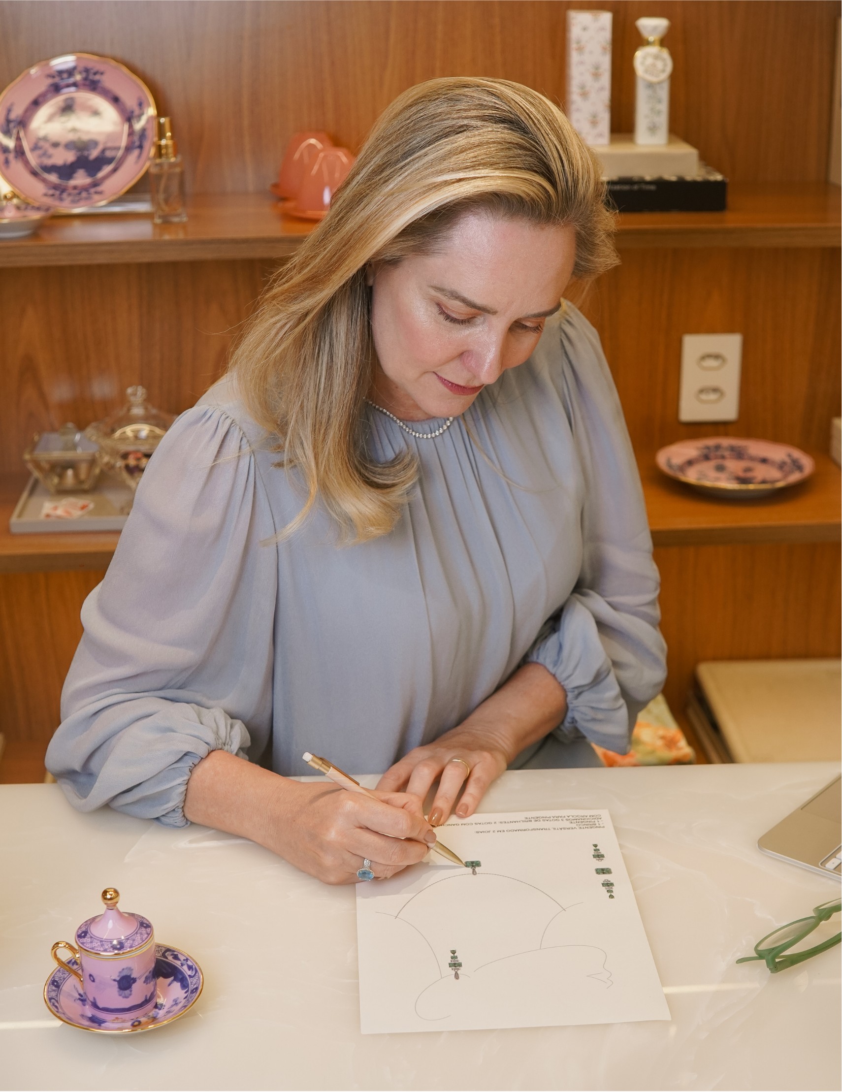 Ana Karina Simão desenhando o projeto