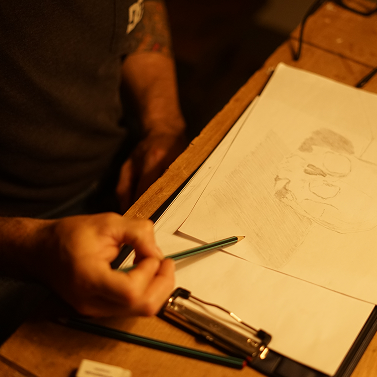 Persona dibujando en una mesa del taller
