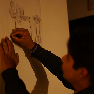 Persona dibujando sobre una pared durante el taller