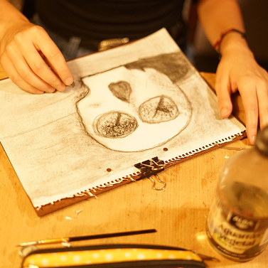 Cuaderno de dibujo abierto sobre la mesa