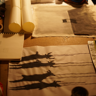 Manchas y pruebas de pintura sobre papel