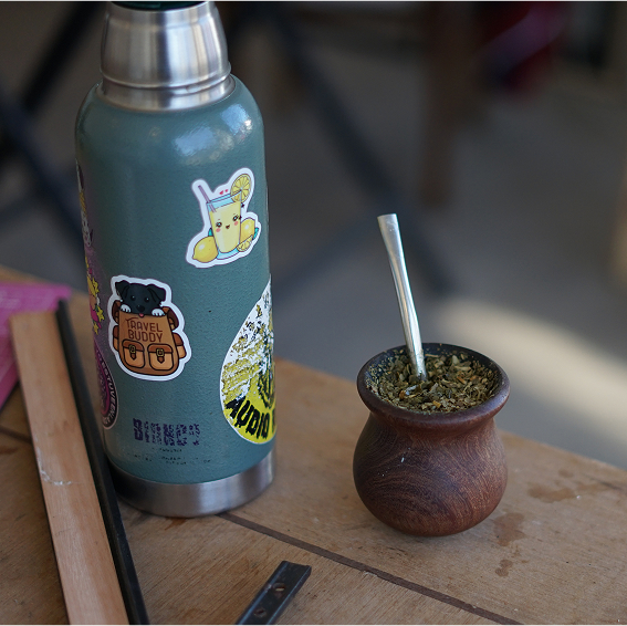 Mate y termo sobre una mesa del taller