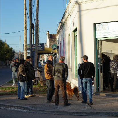 Personas reunidas en la entrada del taller