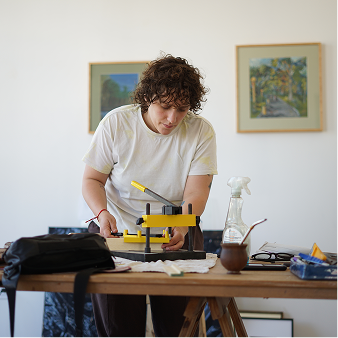 Trabajo artesanal sobre marco en el taller