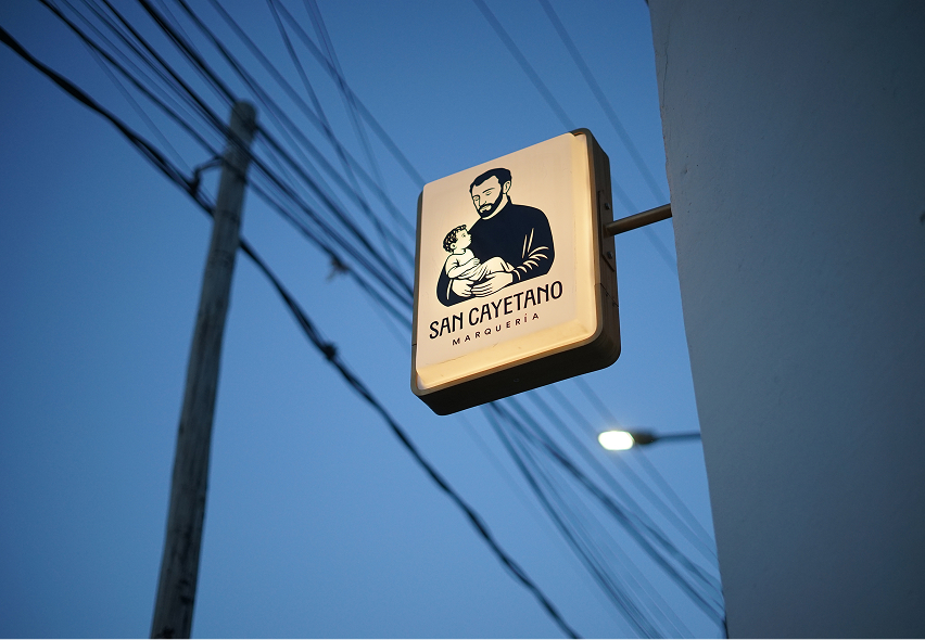 Cartel luminoso de San Cayetano Marquería visto desde la calle