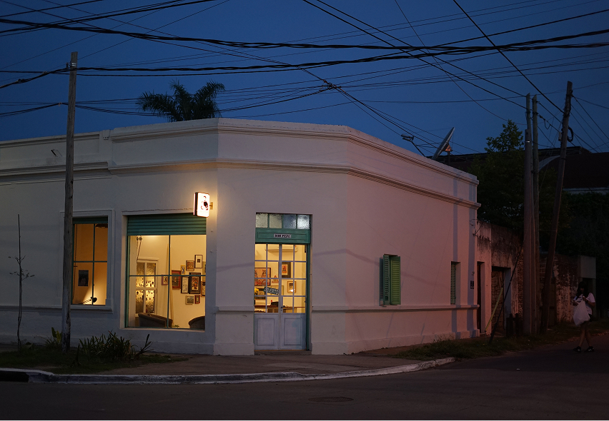 Frente del taller San Cayetano Marquería de noche