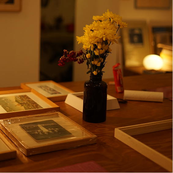 Mesa del taller con flores, obras y materiales