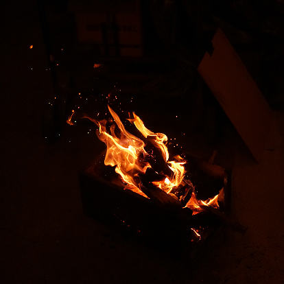 Fuego encendido durante un encuentro en el taller