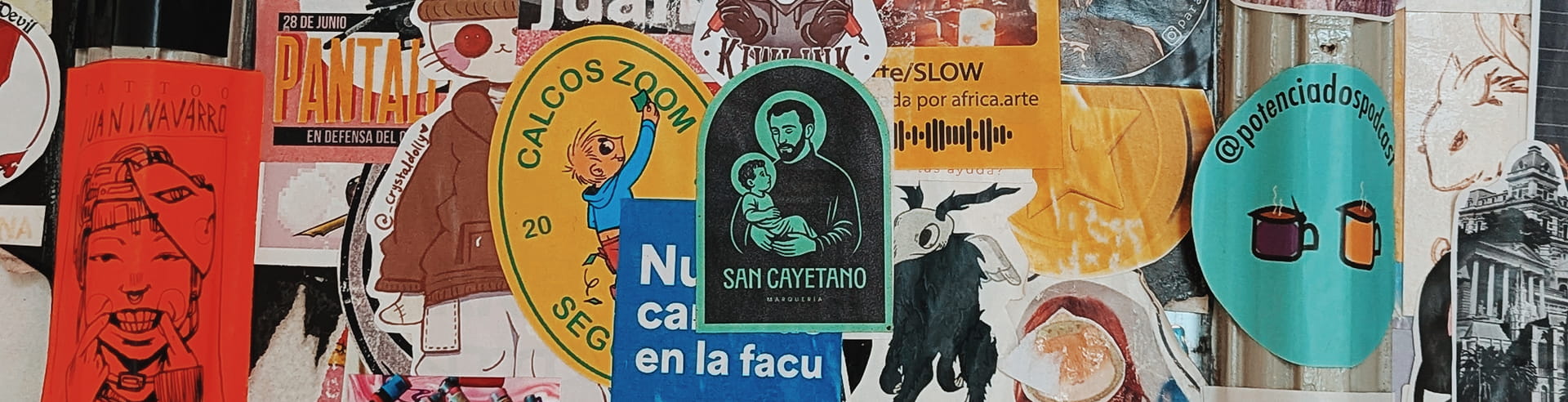 Fachada del taller San Cayetano Marquería con el cartel iluminado