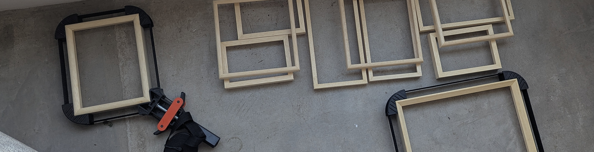 Marcos de madera en proceso de trabajo en el taller