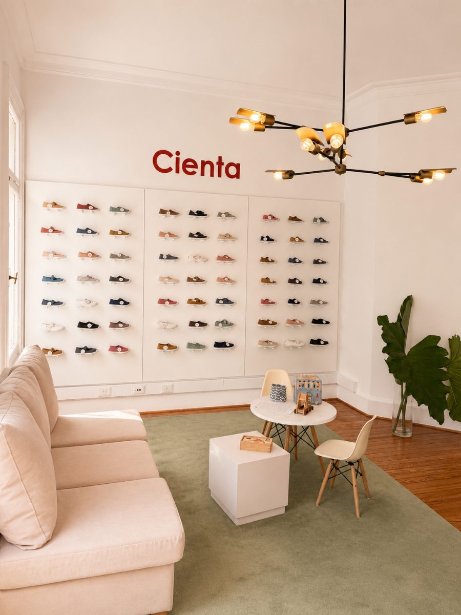 Showroom La Colorada en Palermo, con la pared de modelos y un rincón de juegos