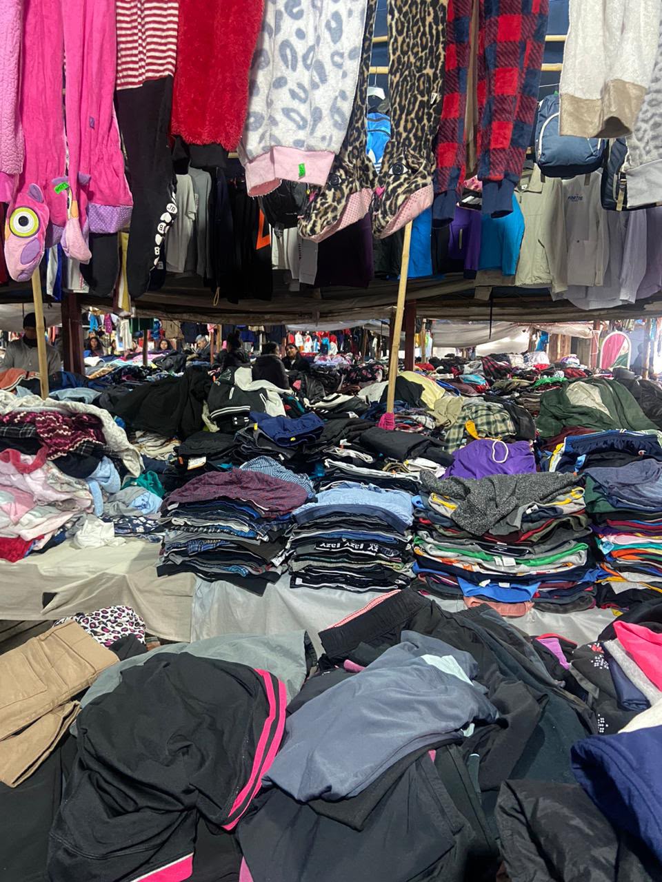 Montañas de ropa por revisar