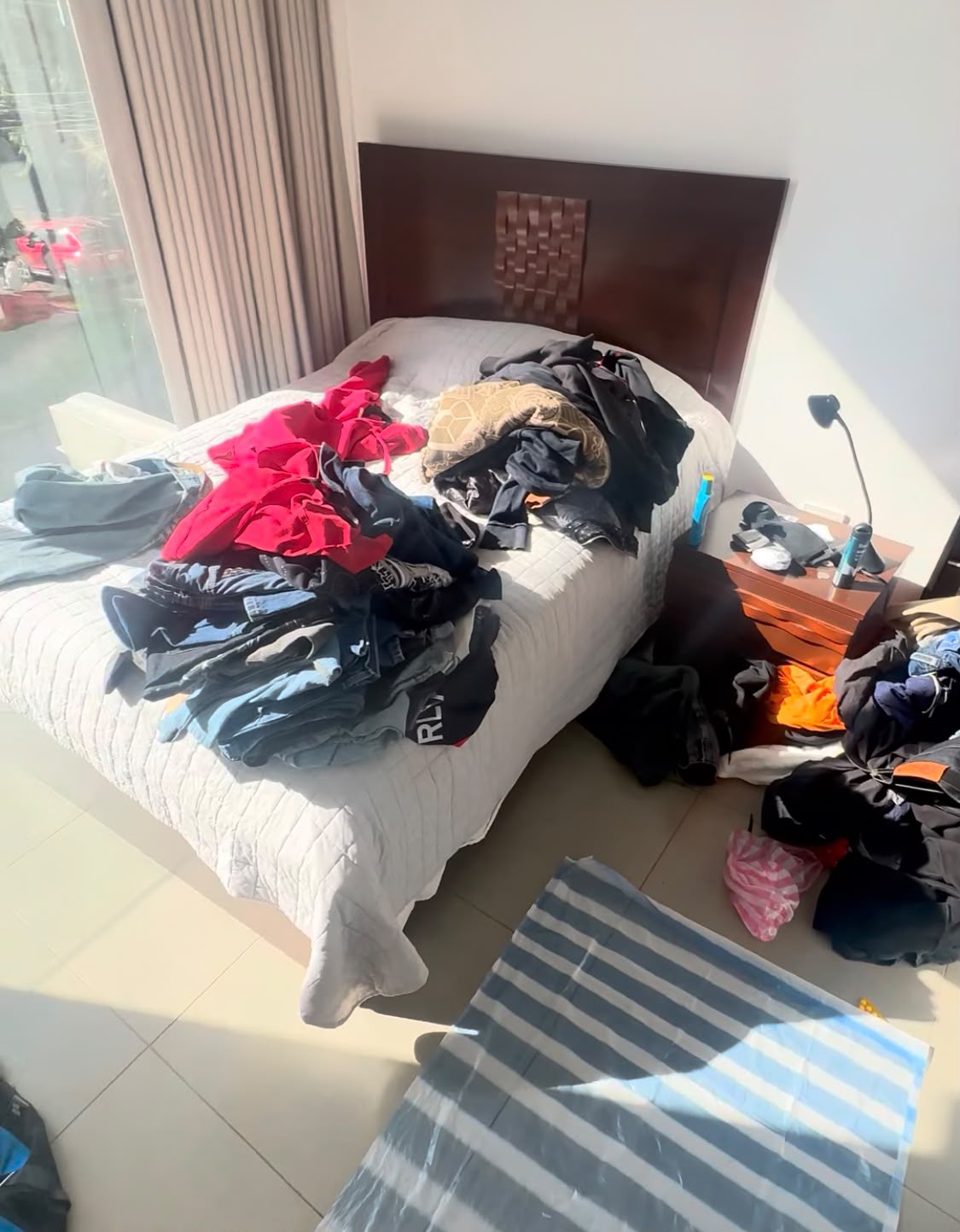 Ropa sobre una cama, separada para revisar