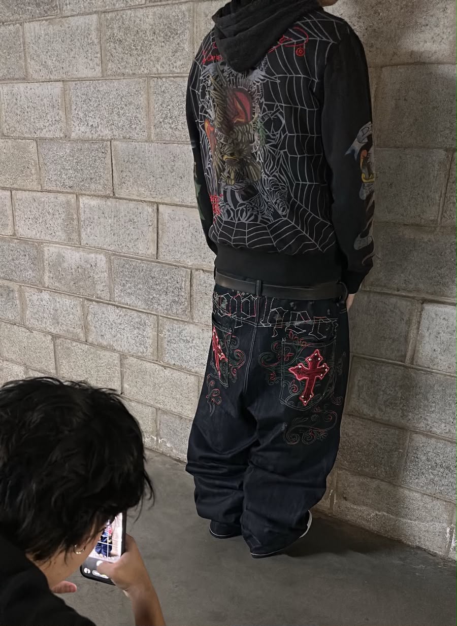 Campera de archivo con estampa de telaraña y jean bordado