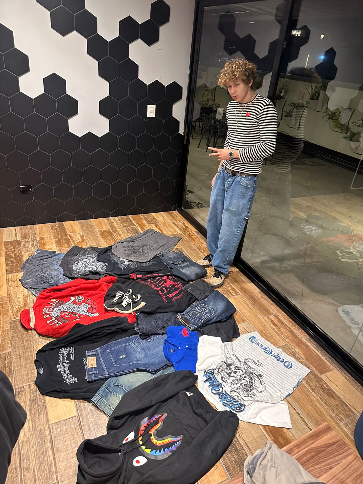 Ropa ordenada sobre el piso para armar el drop