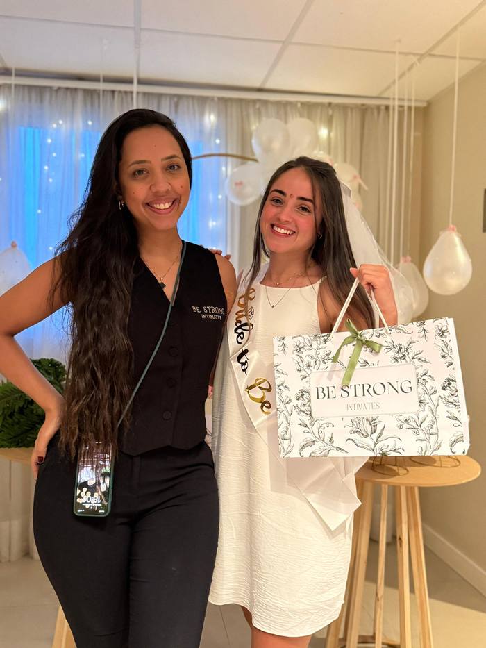 Tatiane e noiva com a sacola Be Strong