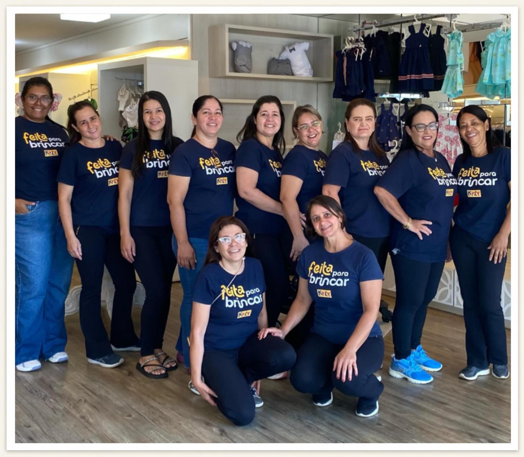 Foto aprimorada da equipe Coronelzinho em ambiente acolhedor da Super Loja do Bebê em Sertãozinho.