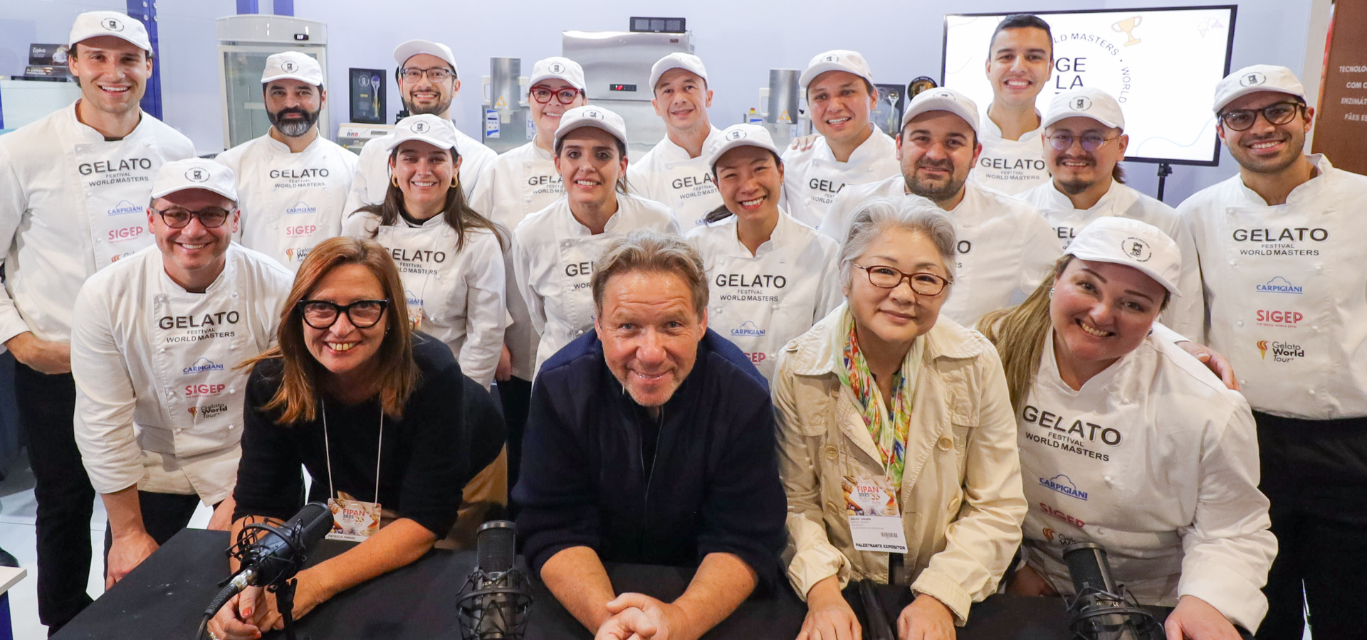 Rodrigo Oliveira com participantes e jurados no Gelato Festival World Masters Brasil 2025