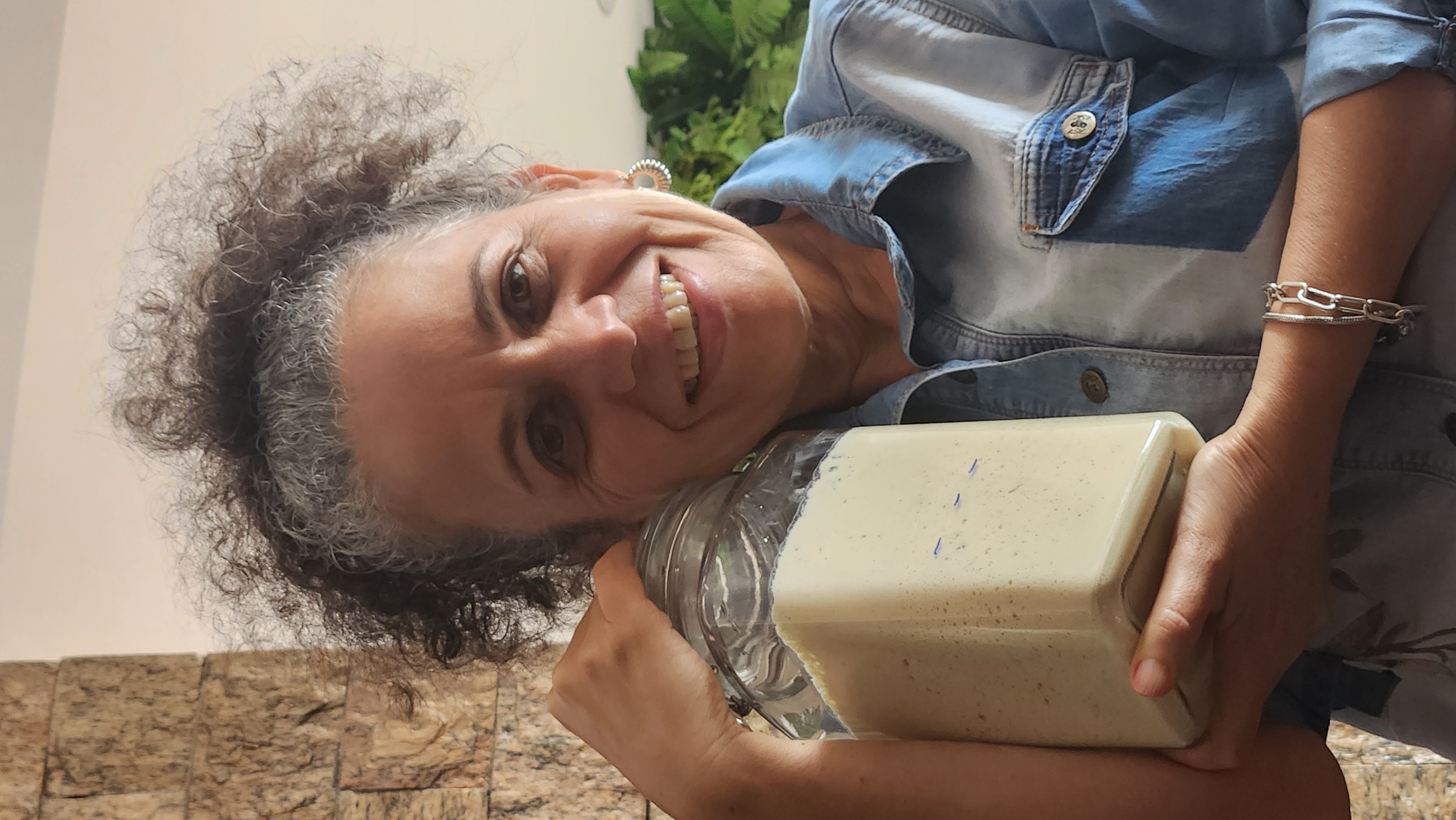 Elza em toda a sua alegria, ao ver que seu fermento natural havia crescido!!