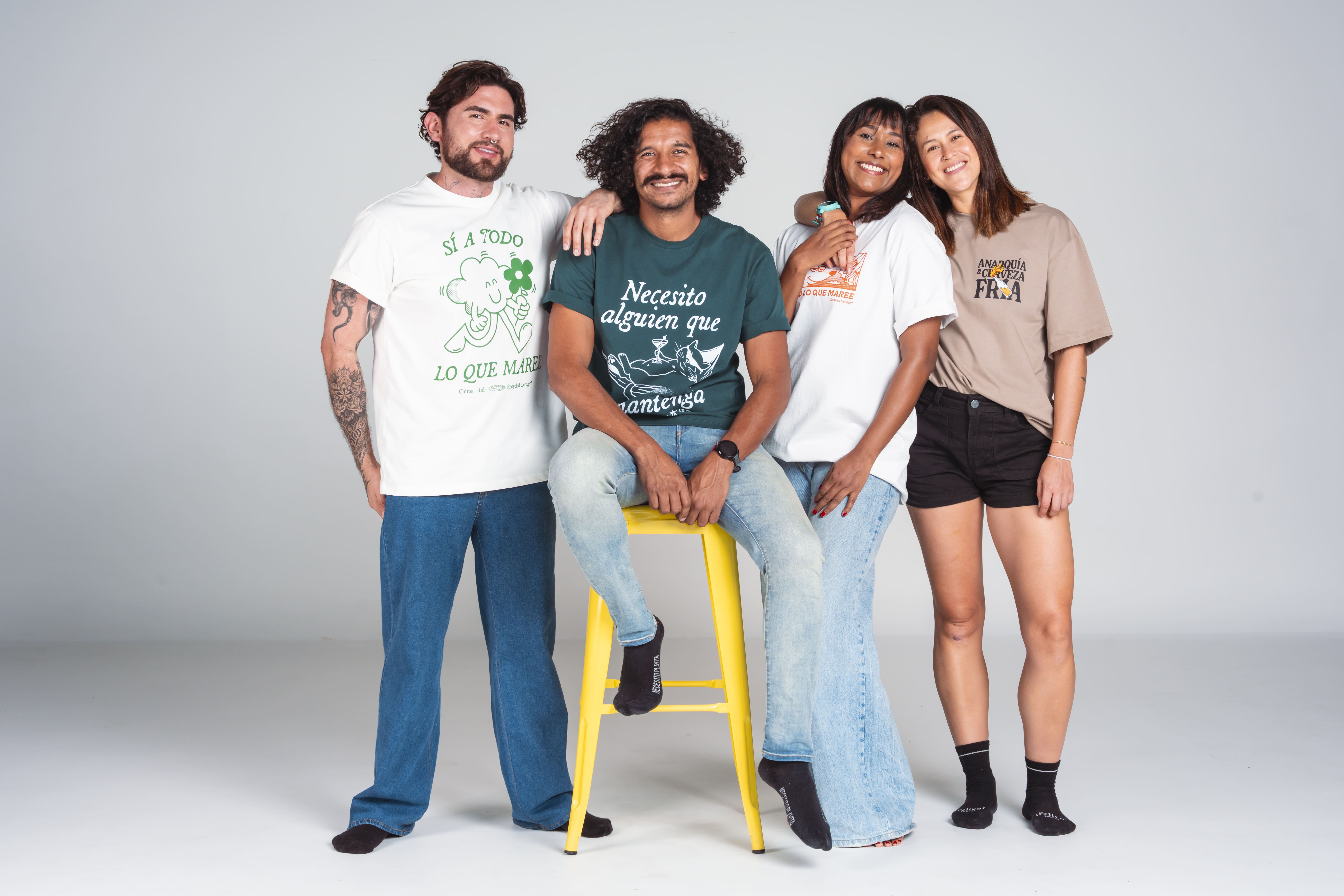 Equipo de trabajo de Chiros Lab y La Oreja Roja en el laboratorio creativo de moda independiente.