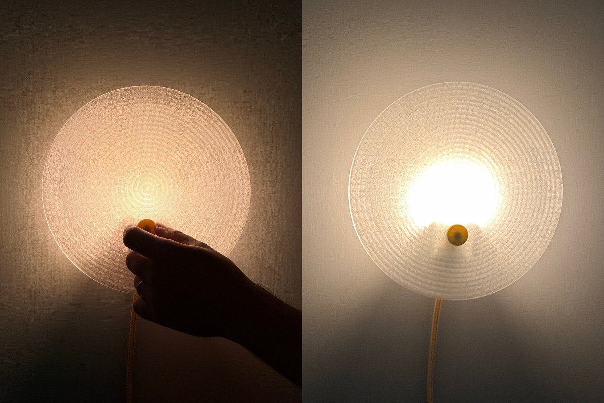 Luminária Sona Dimerizável acesa na parede