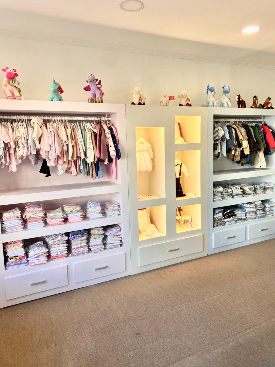 Local de ropa de bebés y niños