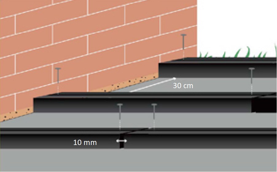 Vigas de deck WPC colocadas cada 30 cm, con dos vigas juntas a 10 mm en los cortes