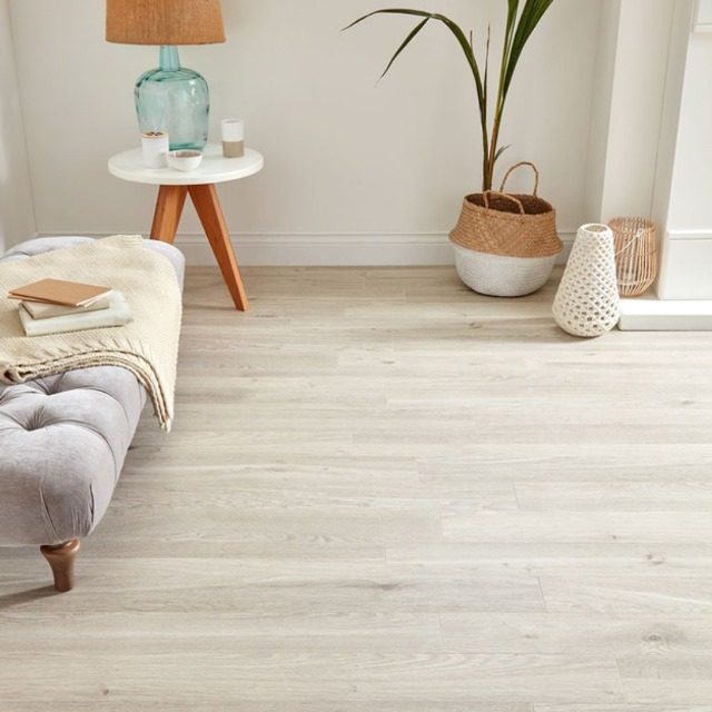 Living con piso vinílico SPC Vankka Astana símil madera en tono claro