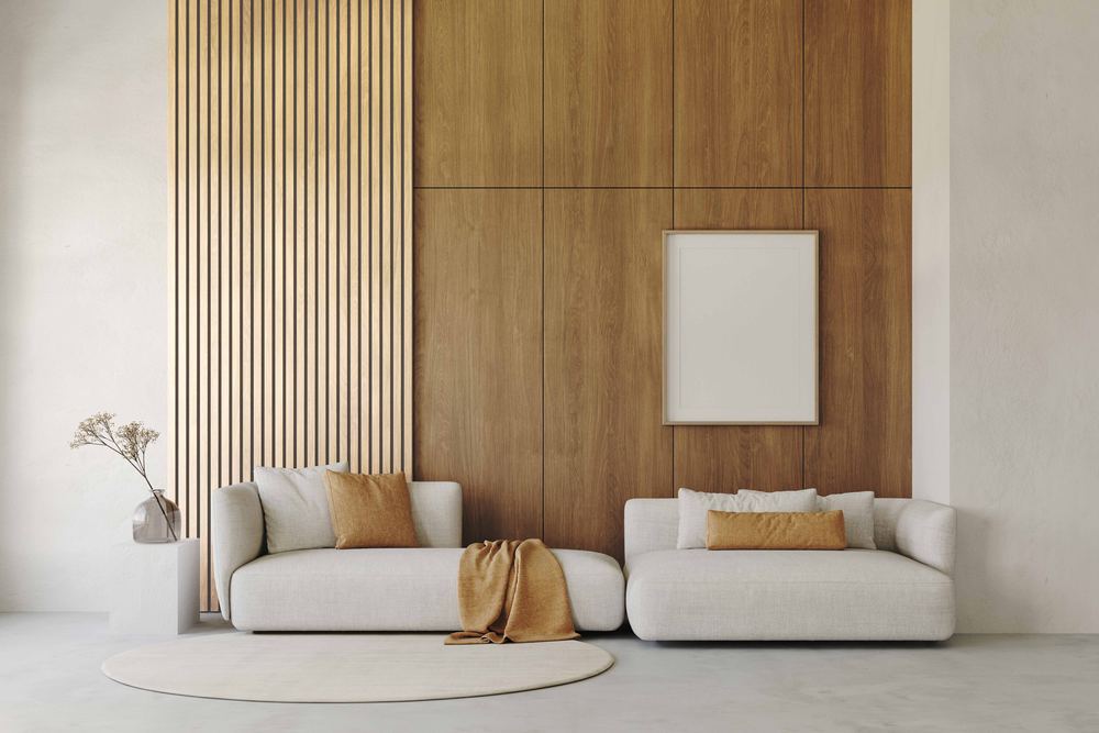 Living con pared revestida en wall panel acanalado símil madera en tono claro detrás del sillón