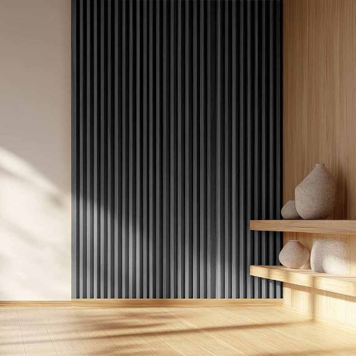 Pared interior revestida en wall panel PS acanalado de color negro junto a un estante de madera