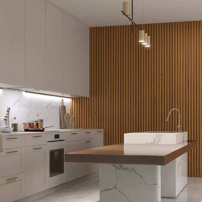 Cocina con una pared revestida en wall panel acanalado símil madera