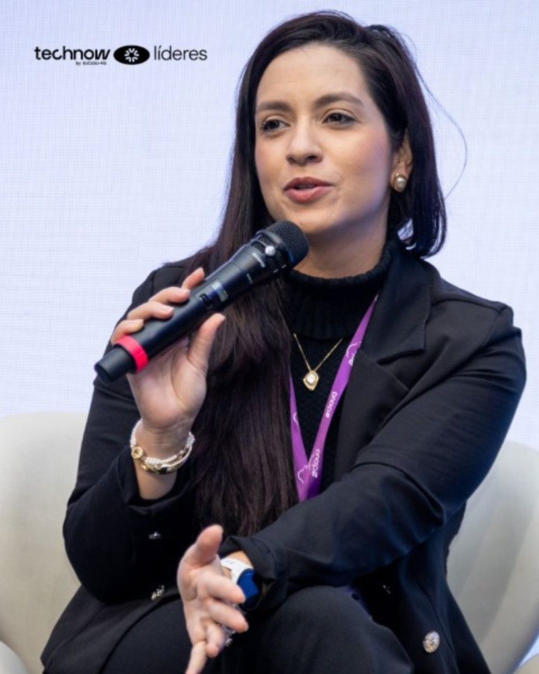 Cassia Ferreira usando Conjunto Essência Solyra em evento profissional