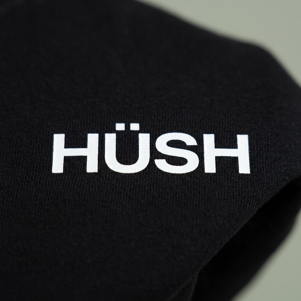 Detalle del wordmark H&uuml;sh al pecho