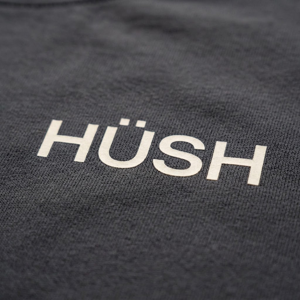 Detalle del wordmark H&uuml;sh al pecho