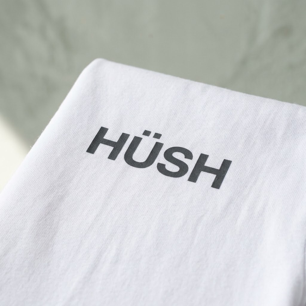 Detalle del wordmark H&uuml;sh al pecho