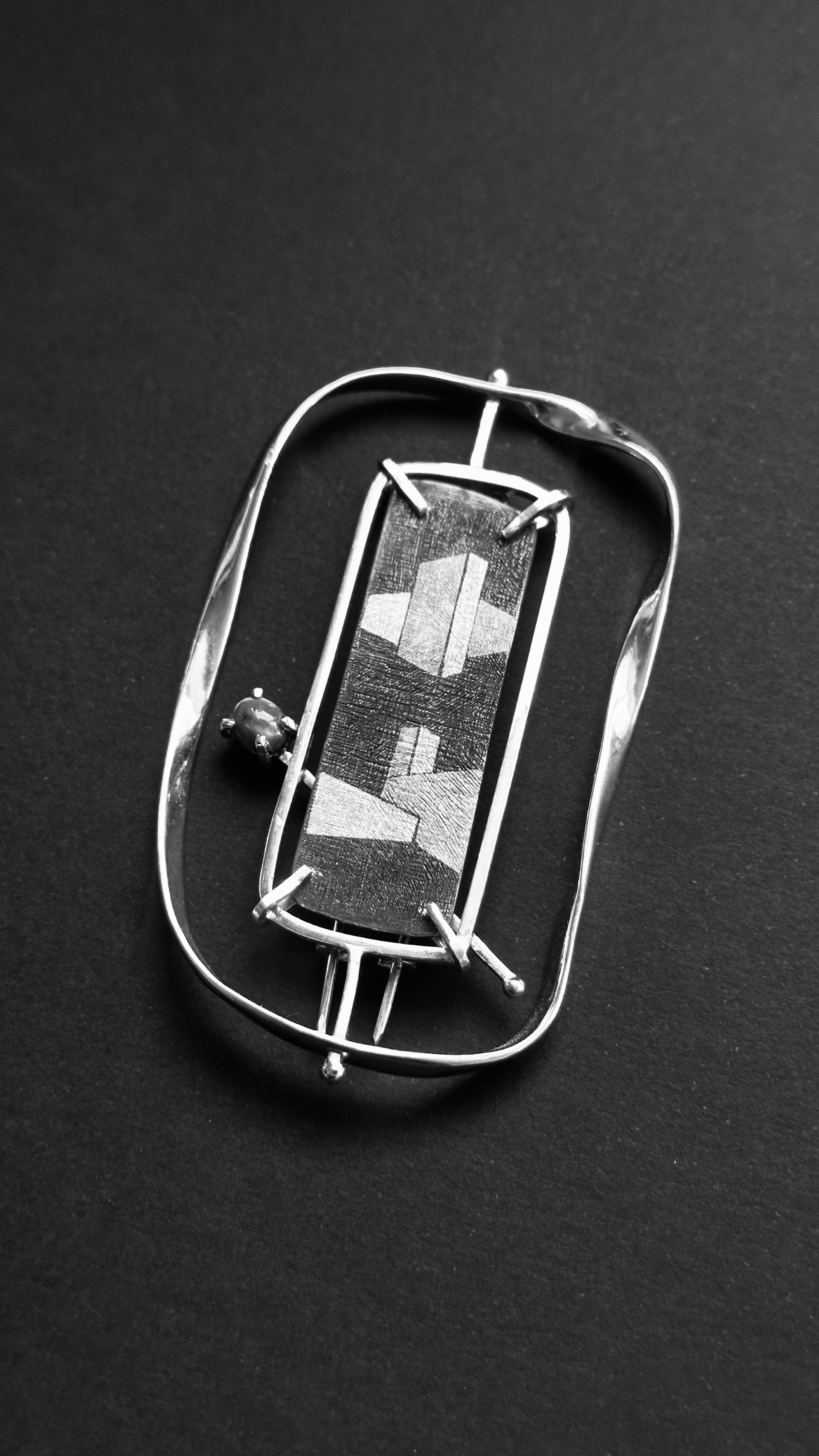Pareti Palpitante — Pulsating Walls Brooch