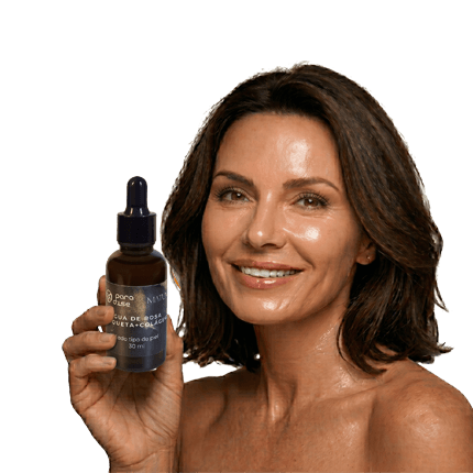 Mujer sosteniendo Agua de rosa mosqueta natural y vegano