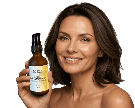 Mujer sosteniendo producto natural con garantía de 30 días