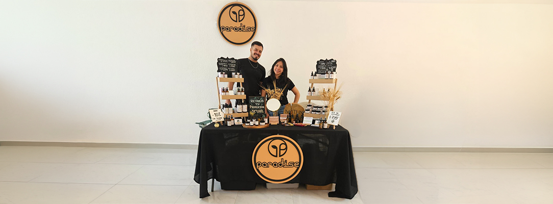 Fundadores Paradise Cuidado Natural en un puesto de productos naturales en exposición