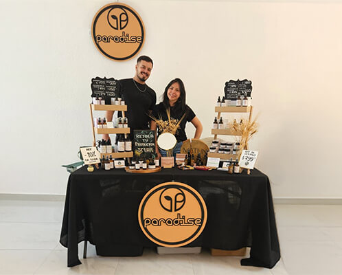 Fundadores Paradise Cuidado Natural en un puesto de productos naturales en exposición - Version para dispositivos moviles