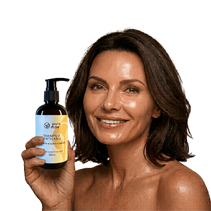 Mujer sosteniendo Shampoo natural y vegano