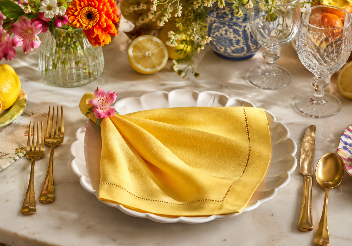 Guardanapo de percal amarelo ouro em composi&ccedil;&atilde;o de mesa posta