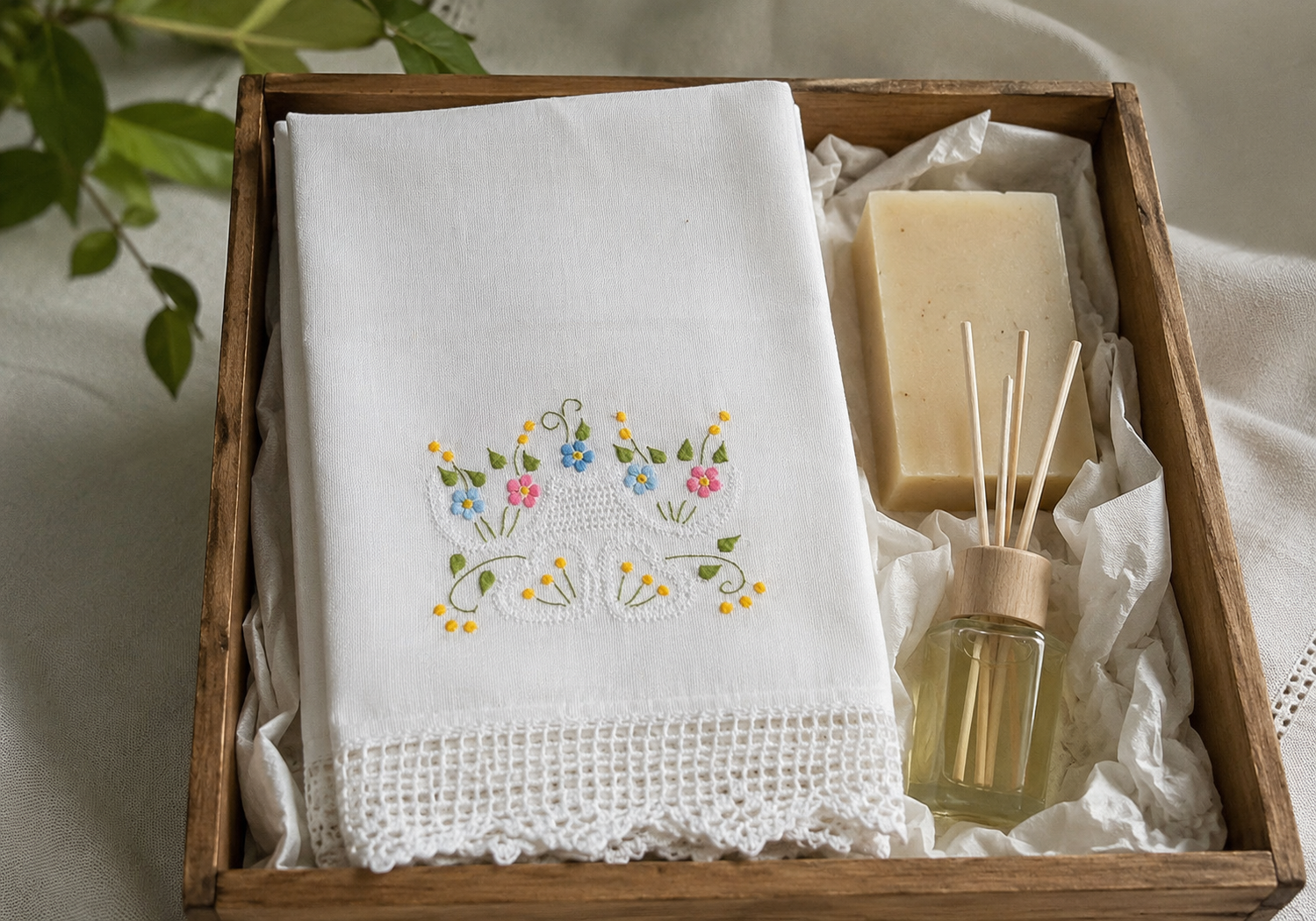 Toalha de lavabo branca com bordado floral colorido e barrado artesanal em croch&ecirc;