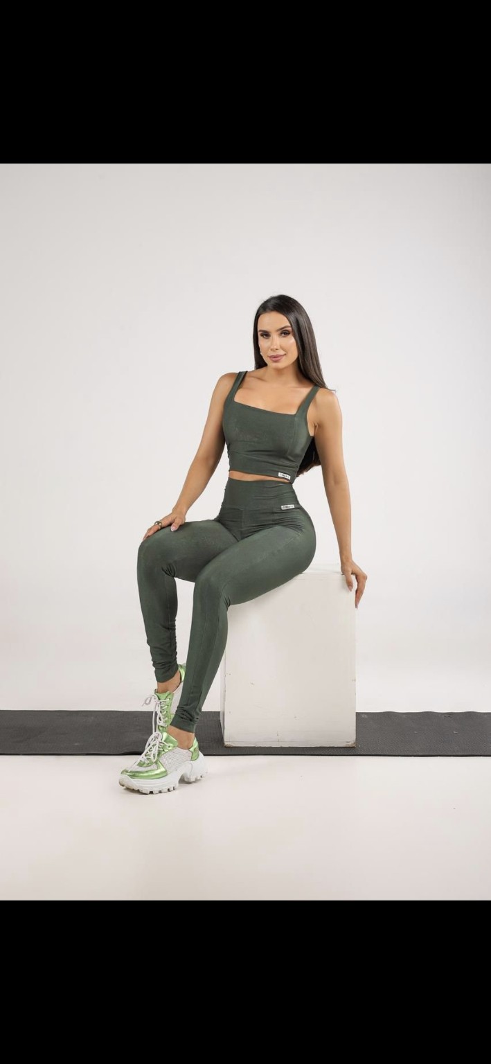 Conjunto Aura Canelado verde militar &mdash; pose sentada