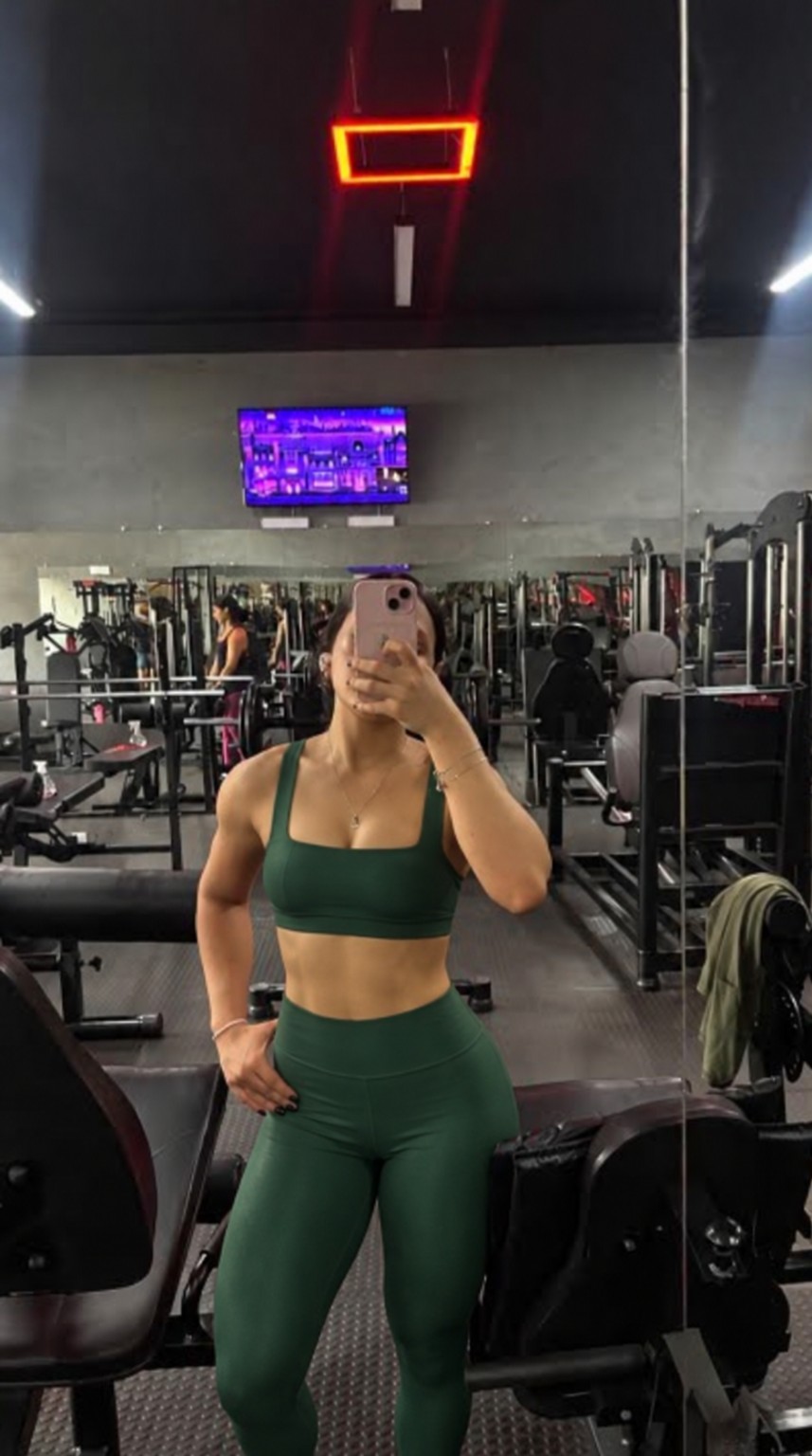 Maria Eduarda usando o Conjunto Aura