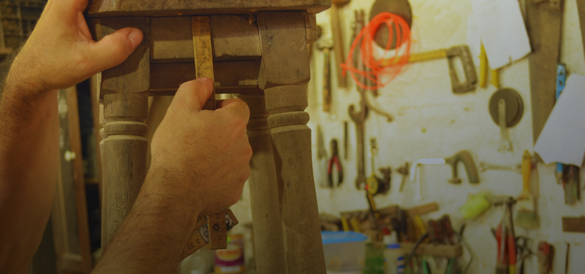 Artesanos argentinos trabajando madera de forma artesanal